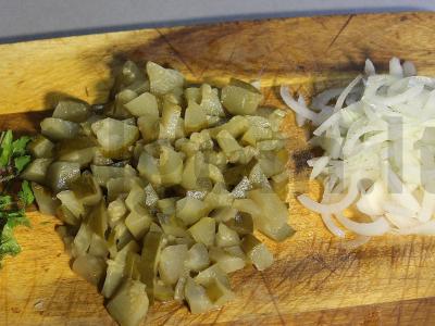 Bulvių salotos su silke ir agurkais Žingsnis 3