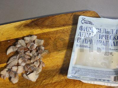 Bulvių salotos su silke ir agurkais Žingsnis 4