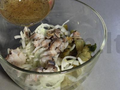 Bulvių salotos su silke ir agurkais Žingsnis 7