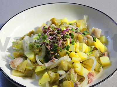 Bulvių salotos su silke ir agurkais pagrindine nuotrauka