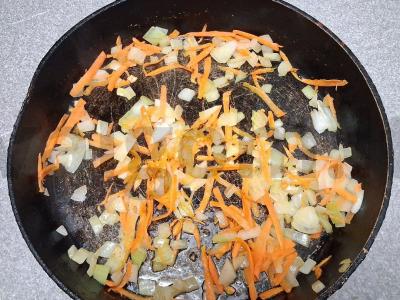 Sriuba su perlinėmis kruopomis ir baltomis grybais pietums Žingsnis 4