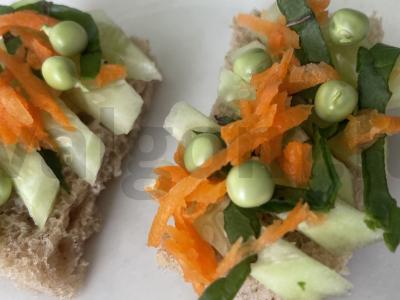 Brusketa su jaunu žaliu žirneliu pagrindine nuotrauka