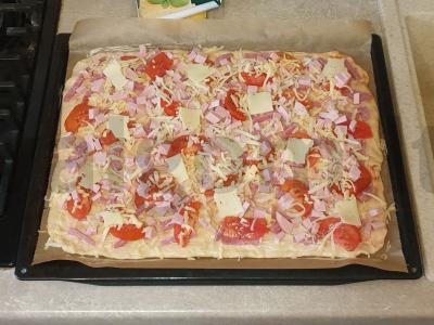 Purios picos su dviem sūrio rūšimis ir dešra pagrindine nuotrauka