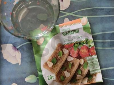 Gaivus pomidorų želė su šviežiais agurkais ir baziliku Žingsnis 1