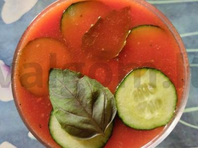 Gaivus pomidorų želė su šviežiais agurkais ir baziliku pagrindine nuotrauka