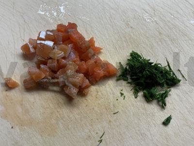 Lavašas su avokado, lašišos, kiaušinio ir žolelių įdaru Žingsnis 1