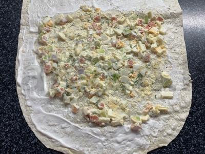 Lavašas su avokado, lašišos, kiaušinio ir žolelių įdaru Žingsnis 5