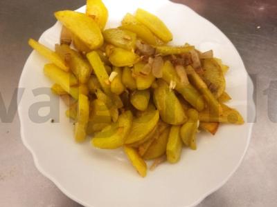 Keptas bulves su šonine ir česnaku pagrindine nuotrauka