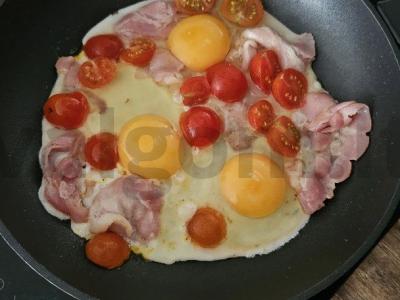 Šakšuka su bekonu ir pomidorais Žingsnis 5