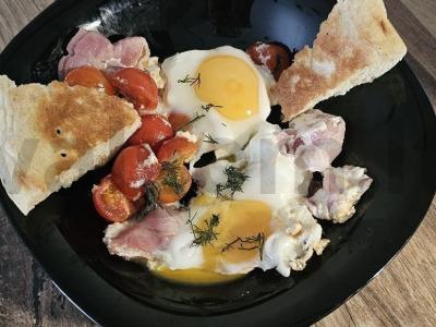 Šakšuka su bekonu ir pomidorais pagrindine nuotrauka