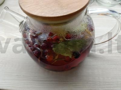 Spanguolių ir juodųjų serbentų gėrimas pagrindine nuotrauka