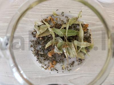 Arbatos gėrimas su mėtomis, liepa, erškėtuogėmis ir spanguolėmis Žingsnis 1