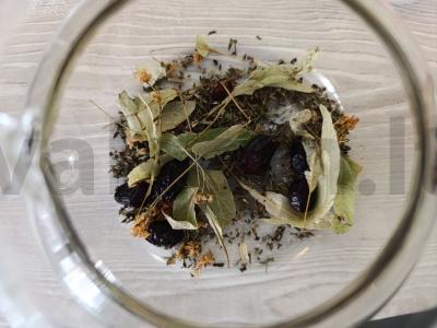 Arbatos gėrimas su mėtomis, liepa, erškėtuogėmis ir spanguolėmis Žingsnis 2