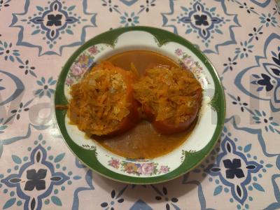 Įdaryti pipirai su pomidorų pasta ir kmynais pagrindine nuotrauka