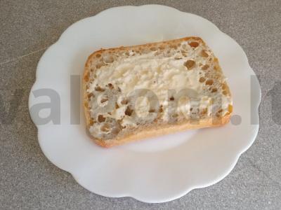 Čiabatta su kotletu, kiaušiniu ir marinuotais svogūnais Žingsnis 2