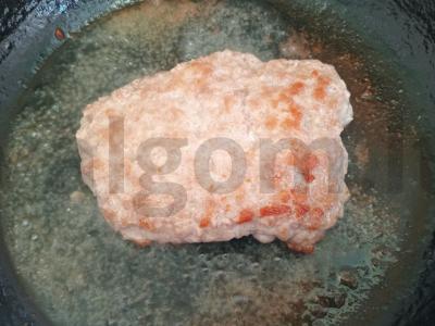 Čiabatta su kotletu, kiaušiniu ir marinuotais svogūnais Žingsnis 3