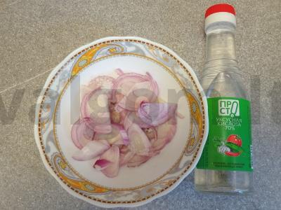 Čiabatta su kotletu, kiaušiniu ir marinuotais svogūnais Žingsnis 5