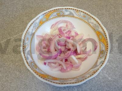 Čiabatta su kotletu, kiaušiniu ir marinuotais svogūnais Žingsnis 6