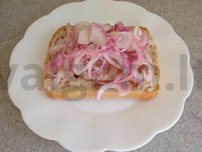 Čiabatta su kotletu, kiaušiniu ir marinuotais svogūnais Žingsnis 7