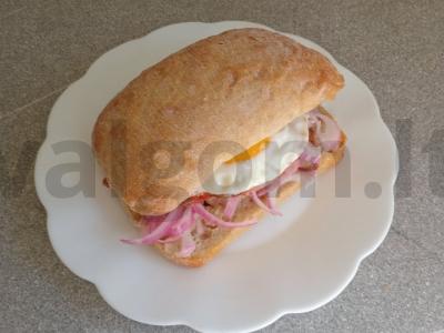 Čiabatta su kotletu, kiaušiniu ir marinuotais svogūnais Žingsnis 10