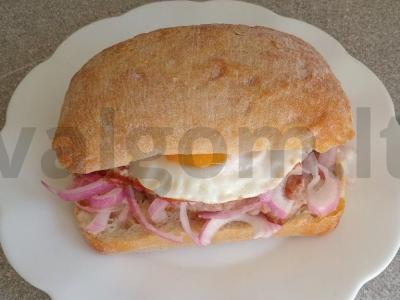 Čiabatta su kotletu, kiaušiniu ir marinuotais svogūnais pagrindine nuotrauka