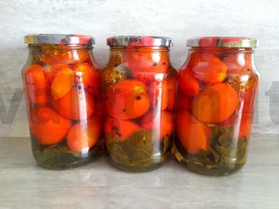 Sūdyti pomidorai su krienų lapais žiemai pagrindine nuotrauka