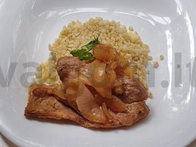 Kiauliena su svogūnais ir sojų padažu pagrindine nuotrauka