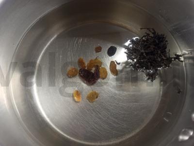 Arbatos gėrimas su obuolių uogiene ir razinomis Žingsnis 1