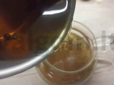 Arbatos gėrimas su obuolių uogiene ir razinomis Žingsnis 3