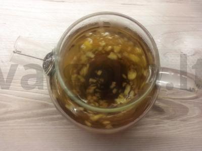 Arbatos gėrimas su obuolių uogiene ir razinomis pagrindine nuotrauka