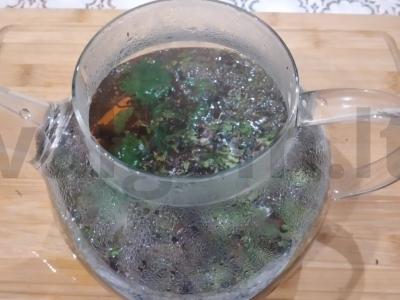 Kvapnus arbata su mėtomis, raudonėliu ir medumi Žingsnis 4