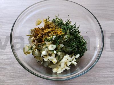 Menkių filė grietinėje su marinuotais agurkais Žingsnis 2