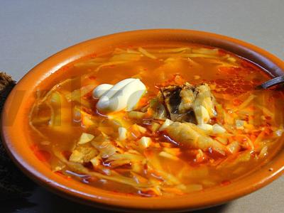 Šči su pupelėmis ir jautiena pietums pagrindine nuotrauka