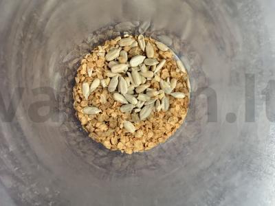 Šaltiems gėrimams su juodaisiais serbentais ir grikių dribsniais Žingsnis 1