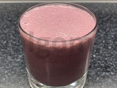 Šaltiems gėrimams su juodaisiais serbentais ir grikių dribsniais pagrindine nuotrauka