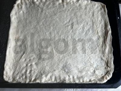 Pica su dešra, agurkais ir lydytu sūriu Žingsnis 2