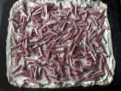 Pica su dešra, agurkais ir lydytu sūriu Žingsnis 6