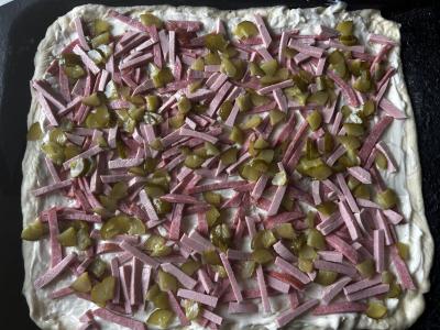 Pica su dešra, agurkais ir lydytu sūriu Žingsnis 7