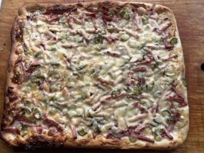 Pica su dešra, agurkais ir lydytu sūriu pagrindine nuotrauka