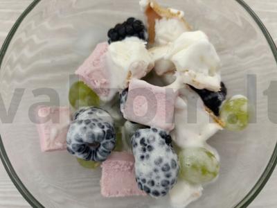 Uogų salotas su zefyrais ir ledais pagrindine nuotrauka