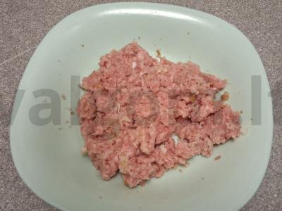 Kalakutienos faršo zrazai su putpelių kiaušiniais ir grybais Žingsnis 3