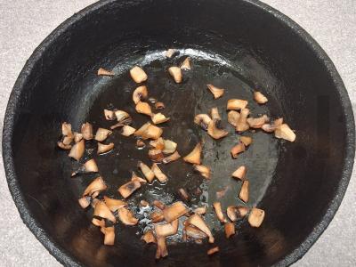 Kalakutienos faršo zrazai su putpelių kiaušiniais ir grybais Žingsnis 4