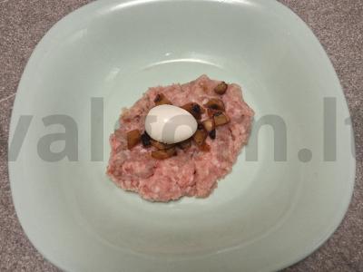 Kalakutienos faršo zrazai su putpelių kiaušiniais ir grybais Žingsnis 7