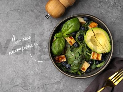 Salotas su halumi ir mėlynėmis pagrindine nuotrauka