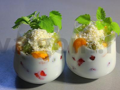 Varškės ir vaisių sluoksniuotas desertas pagrindine nuotrauka