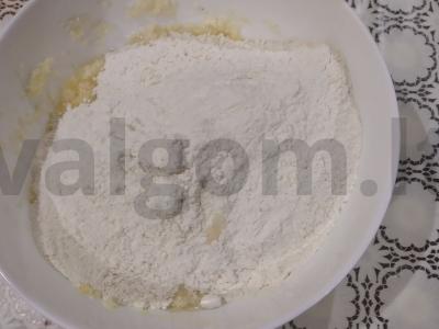 Varškės spurgos keptuvėje Žingsnis 3