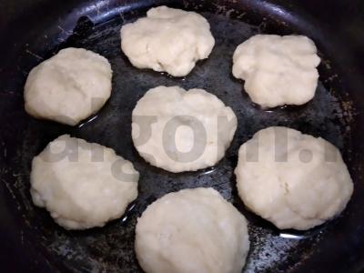 Varškės spurgos keptuvėje Žingsnis 5