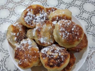 Varškės spurgos keptuvėje pagrindine nuotrauka