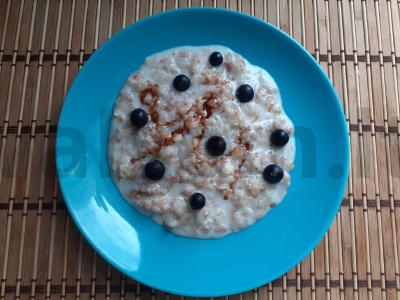 Grūdų košė su pienu, serbentais ir medumi pagrindine nuotrauka