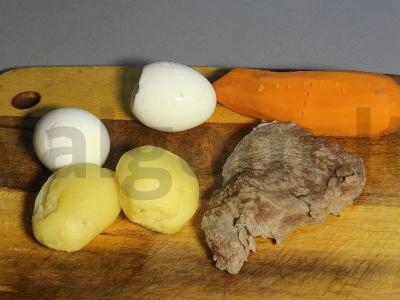 Olivje su jautiena ir žirniais Žingsnis 1